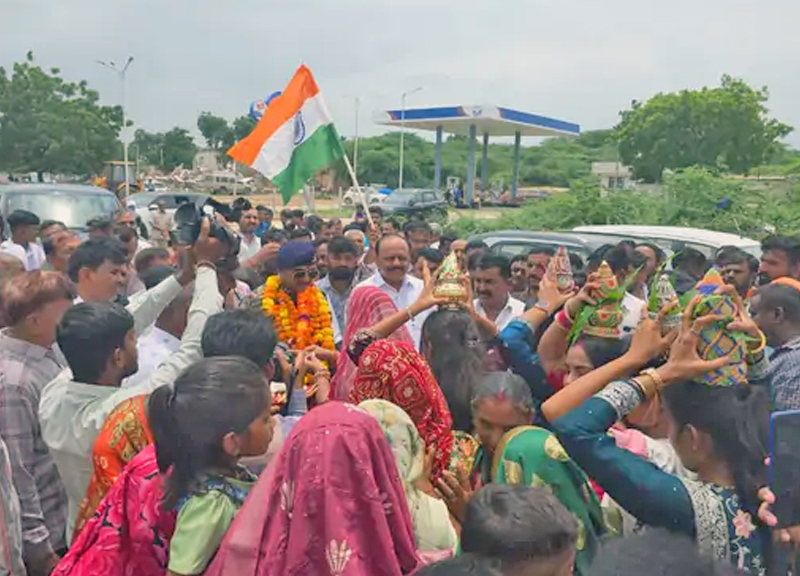 RETIRED ARMY JAWAN : 21 વર્ષની સેવા બાદ હમીરપરના વતની નિવૃત્ત આર્મી જવાન દિલીપકુમાર ભાટીયાનું ગામમાં ભવ્ય સ્વાગત 2 RETIRED ARMY JAWAN : 21 વર્ષની સેવા બાદ હમીરપરના વતની નિવૃત્ત આર્મી જવાન દિલીપકુમાર ભાટીયાનું ગામમાં ભવ્ય સ્વાગત RETIRED ARMY JAWAN