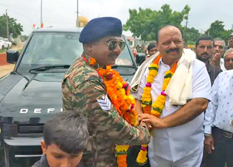 RETIRED ARMY JAWAN : 21 વર્ષની સેવા બાદ હમીરપરના વતની નિવૃત્ત આર્મી જવાન દિલીપકુમાર ભાટીયાનું ગામમાં ભવ્ય સ્વાગત 1 RETIRED ARMY JAWAN : 21 વર્ષની સેવા બાદ હમીરપરના વતની નિવૃત્ત આર્મી જવાન દિલીપકુમાર ભાટીયાનું ગામમાં ભવ્ય સ્વાગત RETIRED ARMY JAWAN