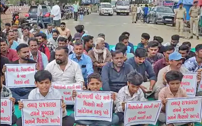 SHORTAGE OF 600 TEACHERS : અબડાસા તાલુકાની શાળાઓમાં 600 શિક્ષકોની અછતના લીધે નલિયામાં રસ્તા રોકો આંદોલન, બહુજન આર્મી દ્વારા એક મહિનાનું અલ્ટિમેટમ 2 SHORTAGE OF 600 TEACHERS : અબડાસા તાલુકાની શાળાઓમાં 600 શિક્ષકોની અછતના લીધે નલિયામાં રસ્તા રોકો આંદોલન, બહુજન આર્મી દ્વારા એક મહિનાનું અલ્ટિમેટમ SHORTAGE OF 600 TEACHERS