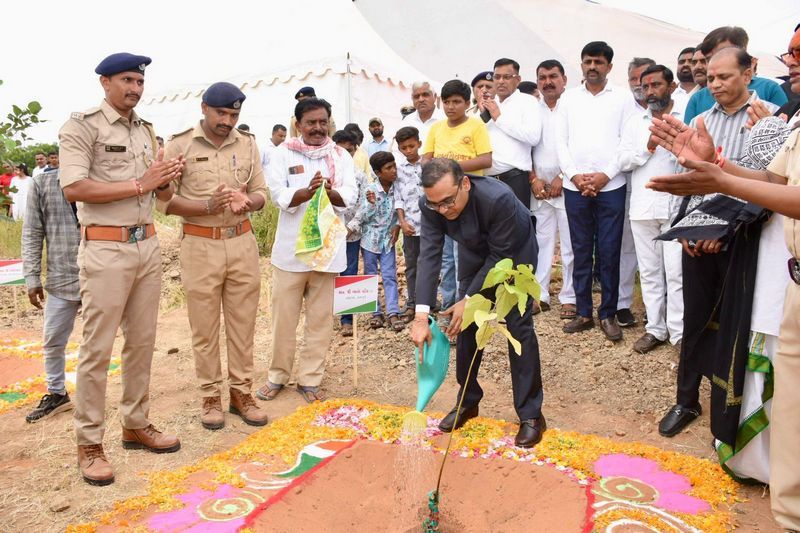 કચ્છ કલેક્ટરશ્રી આનંદ પટેલના હસ્તે ધ્વજવંદન