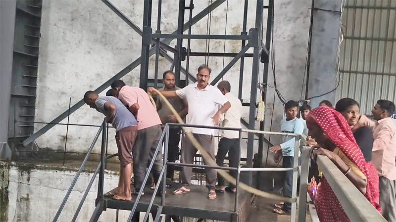 5 EMPLOYEES MISSING : કડાણા ડેમમાંથી મહીસાગર નદીમાં છોડાયેલું પાણી લુણાવાડાના હાઈડ્રો પાવર પ્રોજેક્ટમાં ચાલ્યું જતાં પ્લાન્ટના કૂવામાં 5 કર્મચારી ગૂમ 2 5 EMPLOYEES MISSING : કડાણા ડેમમાંથી મહીસાગર નદીમાં છોડાયેલું પાણી લુણાવાડાના હાઈડ્રો પાવર પ્રોજેક્ટમાં ચાલ્યું જતાં પ્લાન્ટના કૂવામાં 5 કર્મચારી ગૂમ 5 EMPLOYEES MISSING