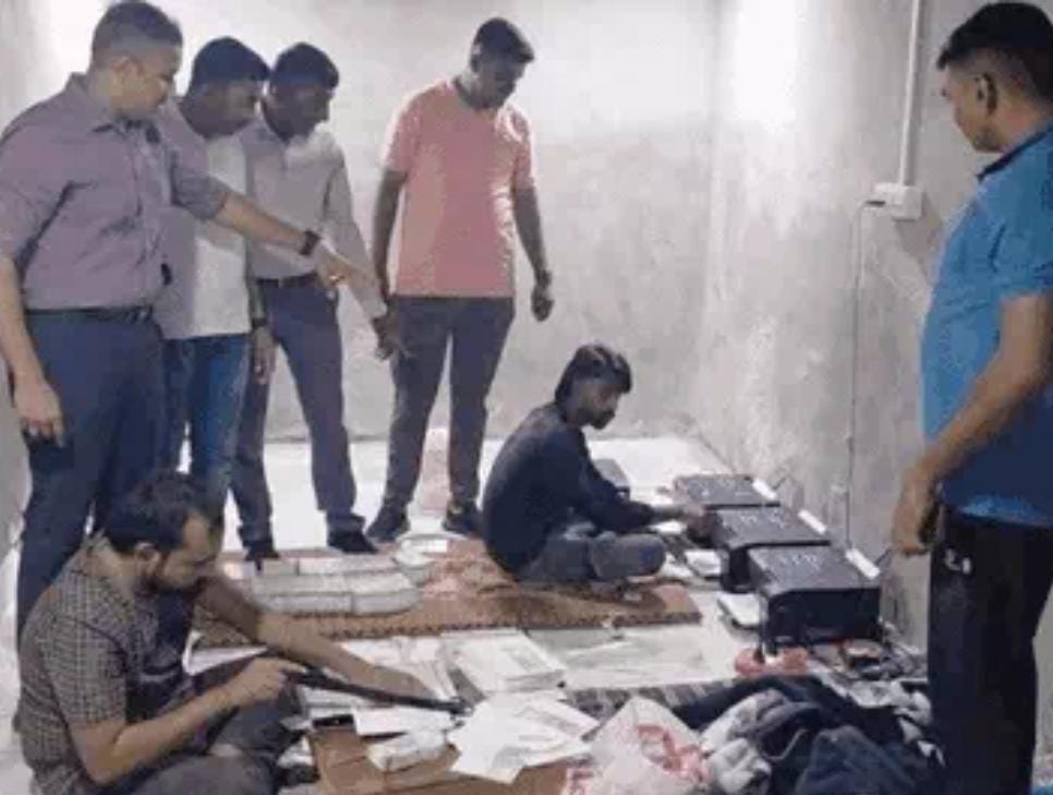 ડીસા : બનાસકાંઠા પોલીસની સ્થાનિક ક્રાઈમ બ્રાન્ચ એ એક મોટી કાર્યવાહી નકલી ભારતીય ચલણી નોટો બનાવતી ફેક્ટરીનો પર્દાફાશ 1 ડીસા : બનાસકાંઠા પોલીસની સ્થાનિક ક્રાઈમ બ્રાન્ચ એ એક મોટી કાર્યવાહી નકલી ભારતીય ચલણી નોટો બનાવતી ફેક્ટરીનો પર્દાફાશ
