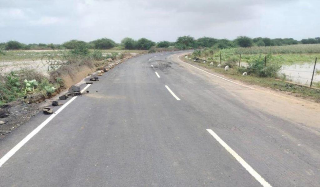 ચિત્રોડ રાપર બાલાસર નેશનલ હાઈવે પર વાહન વ્યવહાર પૂર્વવત કરાયો 1 ચિત્રોડ રાપર બાલાસર નેશનલ હાઈવે પર વાહન વ્યવહાર પૂર્વવત કરાયો