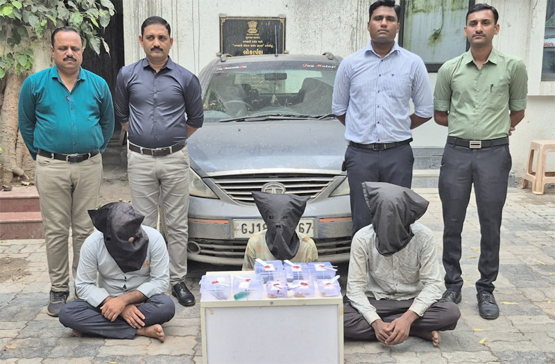 ROBBERY WITH MURDER : નવસારીમાં લૂંટ વિથ મર્ડરના ગુનામાં 3 આરોપીઓ પાસેથી ઘરેણા, કાર સહિત 6 લાખનો મુદ્દામાલ કબજે 1 ROBBERY WITH MURDER : નવસારીમાં લૂંટ વિથ મર્ડરના ગુનામાં 3 આરોપીઓ પાસેથી ઘરેણા, કાર સહિત 6 લાખનો મુદ્દામાલ કબજે ROBBERY WITH MURDER