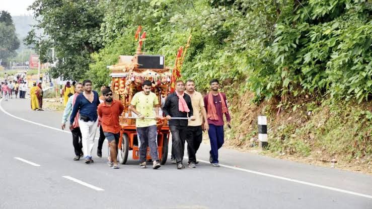 ભાદરવી પૂનમના મહામેળાના ચોથા દિવસે 7 લાખ ભક્તોએ મા અંબાજીના દર્શન કર્યા, કરોડો રૂપિયાનું દાન મળ્યું 3 ભાદરવી પૂનમના મહામેળાના ચોથા દિવસે 7 લાખ ભક્તોએ મા અંબાજીના દર્શન કર્યા, કરોડો રૂપિયાનું દાન મળ્યું