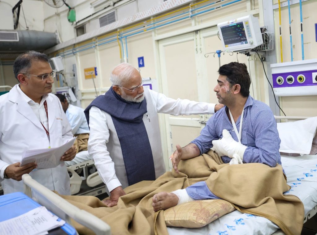 PM Modi and Delhi Blast Case : દિલ્હી બ્લાસ્ટના પીડિતોને મળ્યા બાદ બોલ્યા PM મોદી 2 PM Modi and Delhi Blast Case : દિલ્હી બ્લાસ્ટના પીડિતોને મળ્યા બાદ બોલ્યા PM મોદી
