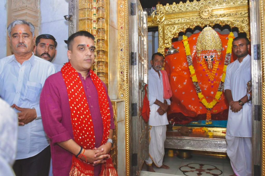 દેશદેવી મા આશાપુરા માતાના મઢ મંદિરે શીશ ઝુકાવી જનસુખાકારી માટે પ્રાર્થના કરતાં નાયબ મુખ્યમંત્રી હર્ષ સંઘવી 1 દેશદેવી મા આશાપુરા માતાના મઢ મંદિરે શીશ ઝુકાવી જનસુખાકારી માટે પ્રાર્થના કરતાં નાયબ મુખ્યમંત્રી હર્ષ સંઘવી