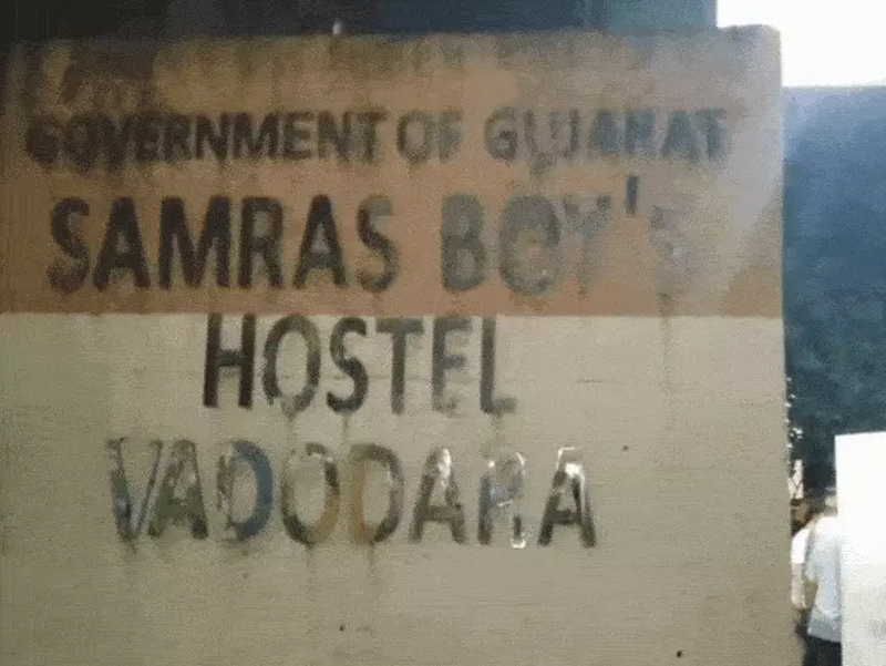SAMARAS BOYS HOSTEL : સમરસ બોયઝ હોસ્ટેલમાં સિંગતેલમાં પાણી સહિત અન્ય તેલની ભેળસેળ, રસોડામાં ગંદકીના કારણે ભારે બદબુ, આરોગ્ય વિભાગની તપાસ 1 SAMARAS BOYS HOSTEL : સમરસ બોયઝ હોસ્ટેલમાં સિંગતેલમાં પાણી સહિત અન્ય તેલની ભેળસેળ, રસોડામાં ગંદકીના કારણે ભારે બદબુ, આરોગ્ય વિભાગની તપાસ SAMARAS BOYS HOSTEL