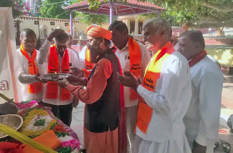 કચ્છ કિસાન સંઘનો જનજાગૃતિ રથ કચ્છના 600 ગામોમાં ફરીને ખેડૂતોના અધિકાર માટે મૂંઝવતા પ્રશ્નોનો વાચા આપશે 1 કચ્છ કિસાન સંઘનો જનજાગૃતિ રથ કચ્છના 600 ગામોમાં ફરીને ખેડૂતોના અધિકાર માટે મૂંઝવતા પ્રશ્નોનો વાચા આપશે જનજાગૃતિ રથ-1
