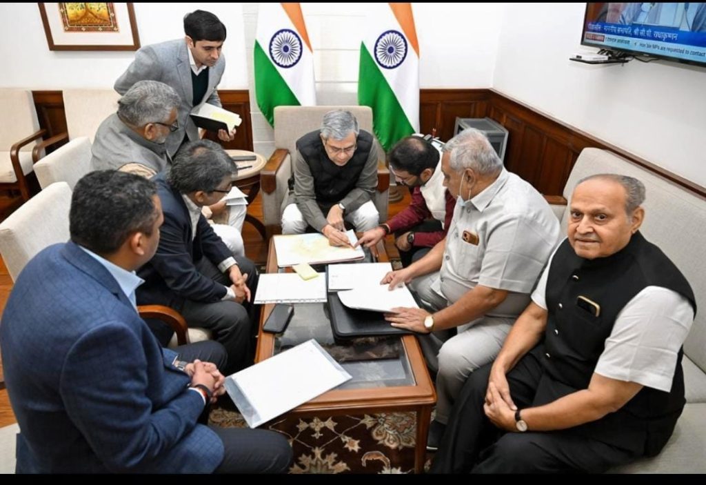 ભુજથી માંડવી રેલ્વે જોડાણની સુવિધા ઝડપથી આપવા ભારતના રેલ્વેમંત્રી માનનીય અશ્વિની વૈષ્ણવ સાહેબની ખાત્રી 2 ભુજથી માંડવી રેલ્વે જોડાણની સુવિધા ઝડપથી આપવા ભારતના રેલ્વેમંત્રી માનનીય અશ્વિની વૈષ્ણવ સાહેબની ખાત્રી