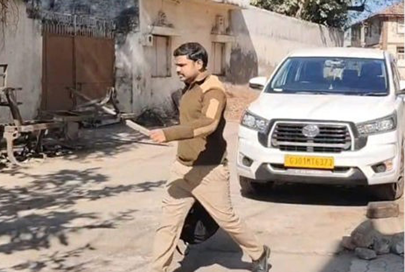 SURENDRANAGAR LEND SCAM : નાયબ મામલતદાર ચંદ્રસિંહ મોરીની સત્તાવાર રીતે ધરપકડ, 14 દિવસના રિમાન્ડની માંગ 2 SURENDRANAGAR LEND SCAM : નાયબ મામલતદાર ચંદ્રસિંહ મોરીની સત્તાવાર રીતે ધરપકડ, 14 દિવસના રિમાન્ડની માંગ SURENDRANAGAR LEND SCAM