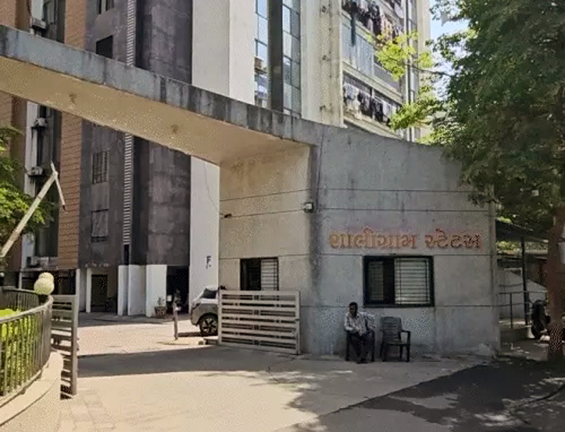 POISONED LADOO IN SURAT : સુરતમાં બુંદીના લાડુમાં ઝેર ભેળવી આખા પરિવારને ખતમ કરવાનું કાવતરું, પાડોશી પર શંકા. 2 POISONED LADOO IN SURAT : સુરતમાં બુંદીના લાડુમાં ઝેર ભેળવી આખા પરિવારને ખતમ કરવાનું કાવતરું, પાડોશી પર શંકા. POISONED LADOO IN SURAT