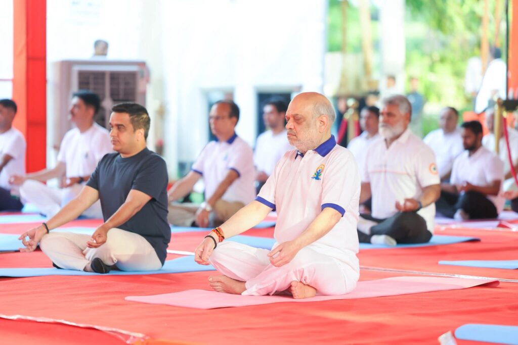 યોગમય ગુજરાત: અમદાવાદમાં અમિત શાહ, માણસામાં CM ભૂપેન્દ્ર પટેલ સહિત 1.15 કરોડથી વધુ લોકોએ કર્યો યોગાભ્યાસ 2 યોગમય ગુજરાત: અમદાવાદમાં અમિત શાહ, માણસામાં CM ભૂપેન્દ્ર પટેલ સહિત 1.15 કરોડથી વધુ લોકોએ કર્યો યોગાભ્યાસ