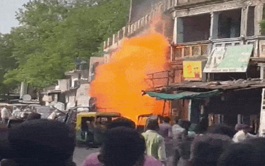 Ahmedabad Gas Agency Cylinder Blast: અમદાવાદ: ગીતામંદિર પાસે ગેસ એજન્સીમાં સિલિન્ડર બ્લાસ્ટ, 3 લોકો દાઝ્યા 1 Ahmedabad Gas Agency Cylinder Blast: અમદાવાદ: ગીતામંદિર પાસે ગેસ એજન્સીમાં સિલિન્ડર બ્લાસ્ટ, 3 લોકો દાઝ્યા