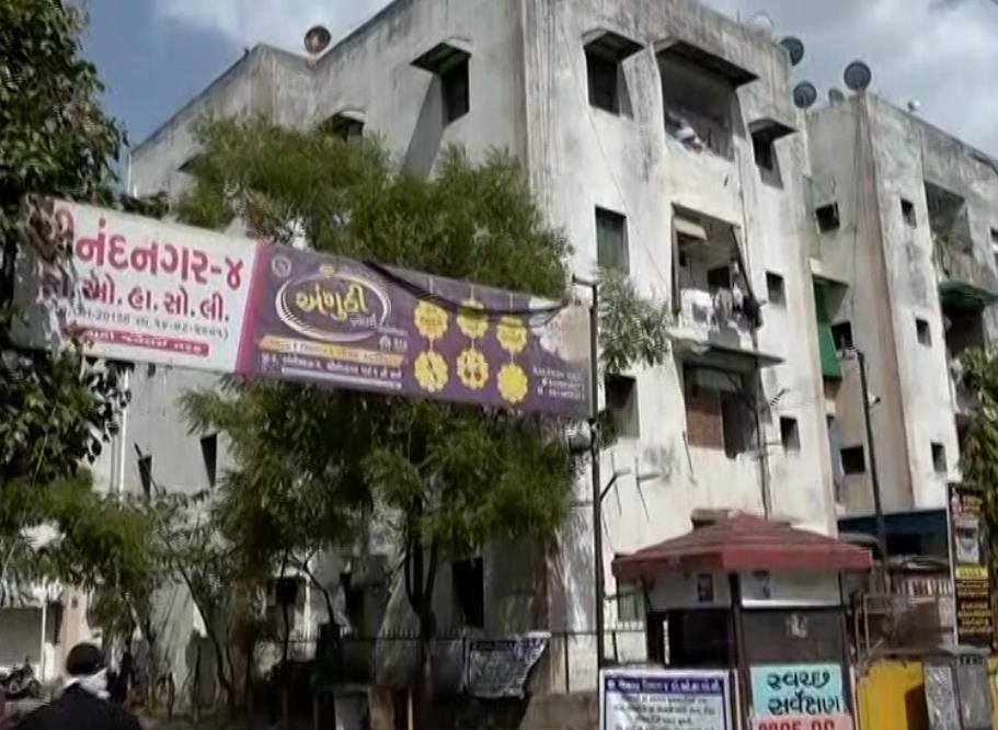 અમદાવાદમાં મુસ્લિમ યુવકે હિન્દુ નામ ધારણ કરીને ઘર ખરીદતા વિવાદ, હિન્દુ પ્રેમિકા માટે નામ બદલ્યું હોવાનો દાવો 1 અમદાવાદમાં મુસ્લિમ યુવકે હિન્દુ નામ ધારણ કરીને ઘર ખરીદતા વિવાદ, હિન્દુ પ્રેમિકા માટે નામ બદલ્યું હોવાનો દાવો