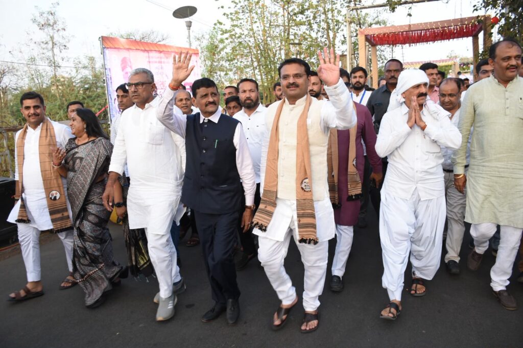 ભુજમાં કચ્છ કાર્નિવલનો રંગેચંગે શુભારંભ, 1200થી વધુ કલાકારોએ સંસ્કૃતિની ઝલક રજૂ કરી 1 ભુજમાં કચ્છ કાર્નિવલનો રંગેચંગે શુભારંભ, 1200થી વધુ કલાકારોએ સંસ્કૃતિની ઝલક રજૂ કરી