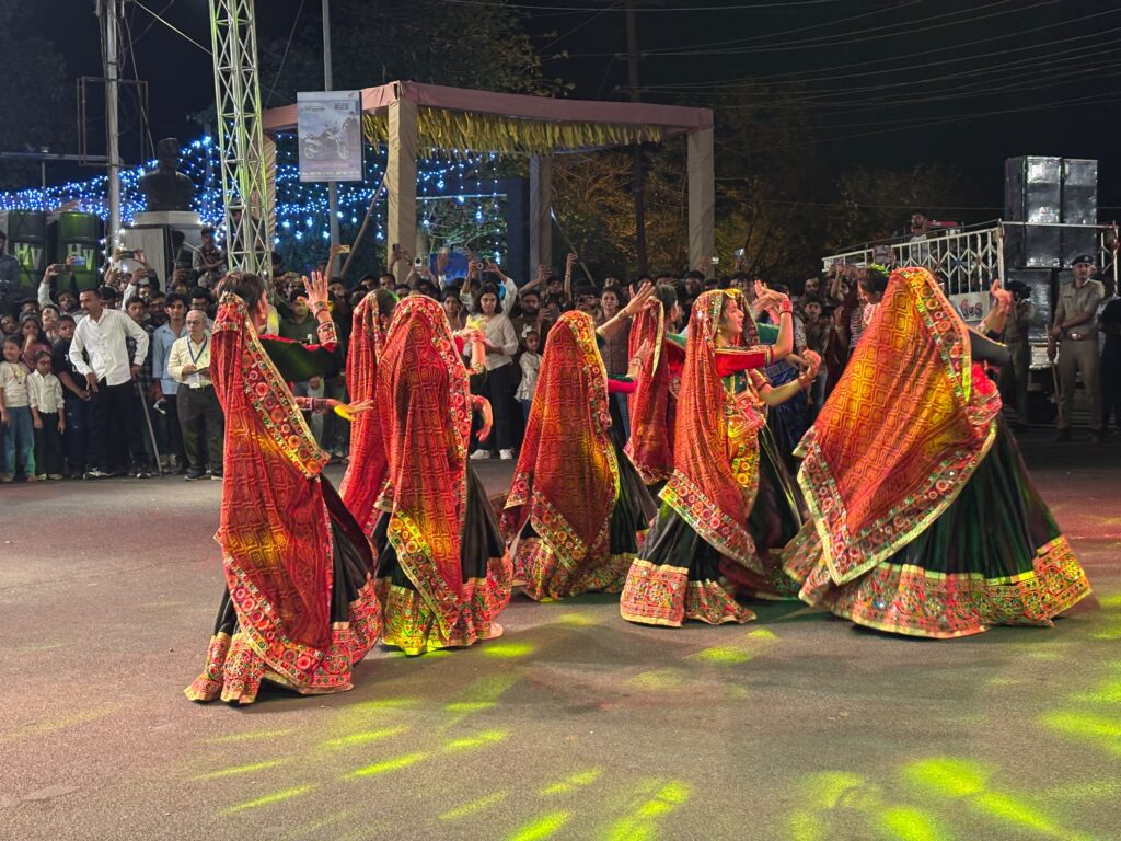 ભુજમાં કચ્છ કાર્નિવલનો રંગેચંગે શુભારંભ, 1200થી વધુ કલાકારોએ સંસ્કૃતિની ઝલક રજૂ કરી 4 ભુજમાં કચ્છ કાર્નિવલનો રંગેચંગે શુભારંભ, 1200થી વધુ કલાકારોએ સંસ્કૃતિની ઝલક રજૂ કરી
