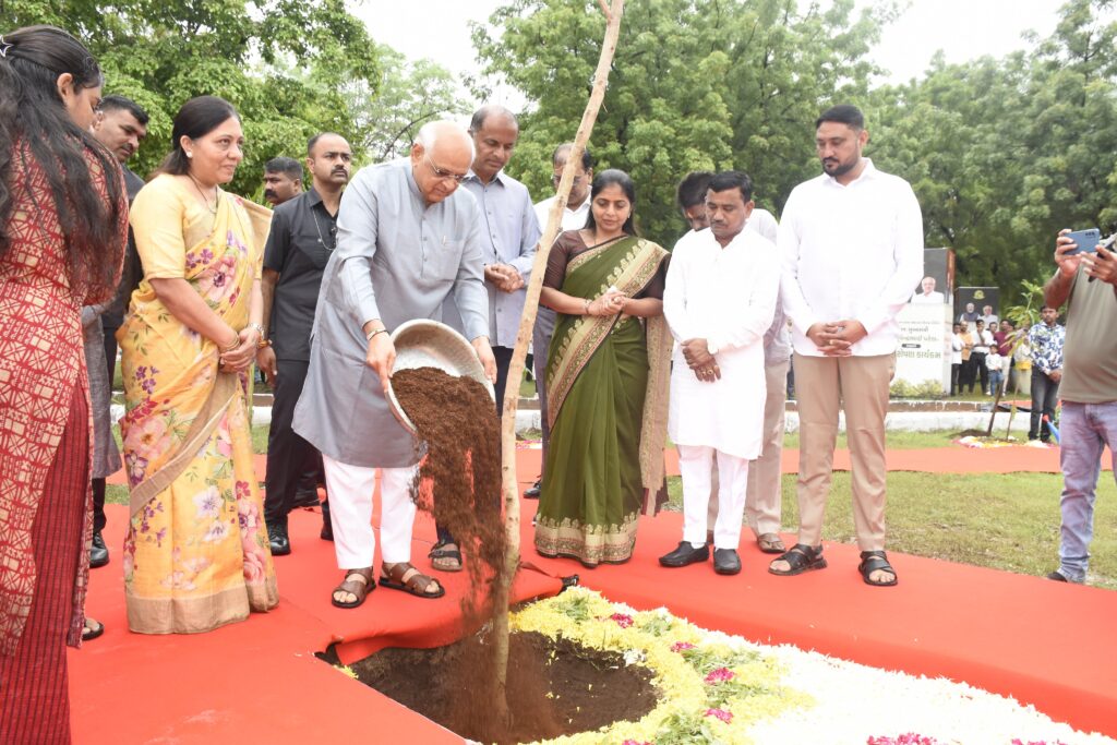 ગાંધીનગરના 62મા સ્થાપના દિવસે CM ભૂપેન્દ્ર પટેલે કર્યું વૃક્ષારોપણ, કોબા તળાવ ખાતે યોજાયા ત્રિવિધ કાર્યક્રમો 1 ગાંધીનગરના 62મા સ્થાપના દિવસે CM ભૂપેન્દ્ર પટેલે કર્યું વૃક્ષારોપણ, કોબા તળાવ ખાતે યોજાયા ત્રિવિધ કાર્યક્રમો