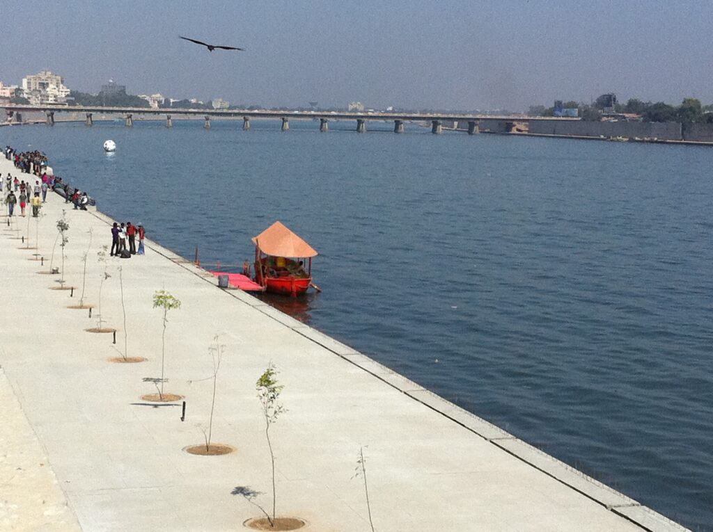 sabarmati અમદાવાદ સાબરમતી રિવરફ્રન્ટ પર મૃત ભ્રૂણ મળતાં ચકચાર, ફાયર બ્રિગેડે નદીમાંથી બહાર કાઢ્યું 1 sabarmati અમદાવાદ સાબરમતી રિવરફ્રન્ટ પર મૃત ભ્રૂણ મળતાં ચકચાર, ફાયર બ્રિગેડે નદીમાંથી બહાર કાઢ્યું